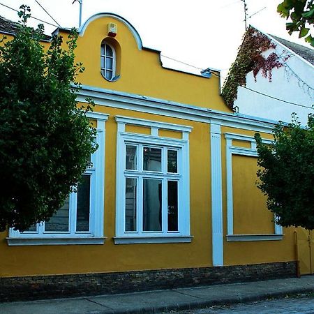 Happy Colours In Old Town Apartment Kecskemet Luaran gambar