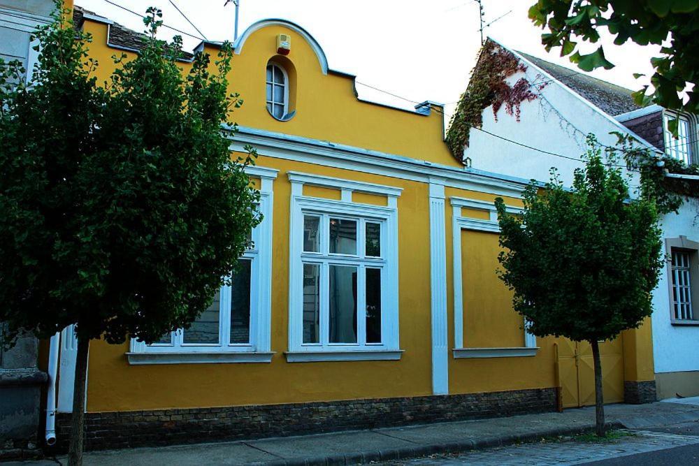 Happy Colours In Old Town Apartment Kecskemet Luaran gambar
